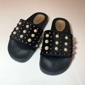 OLIVIA MILLER black slides with pearls